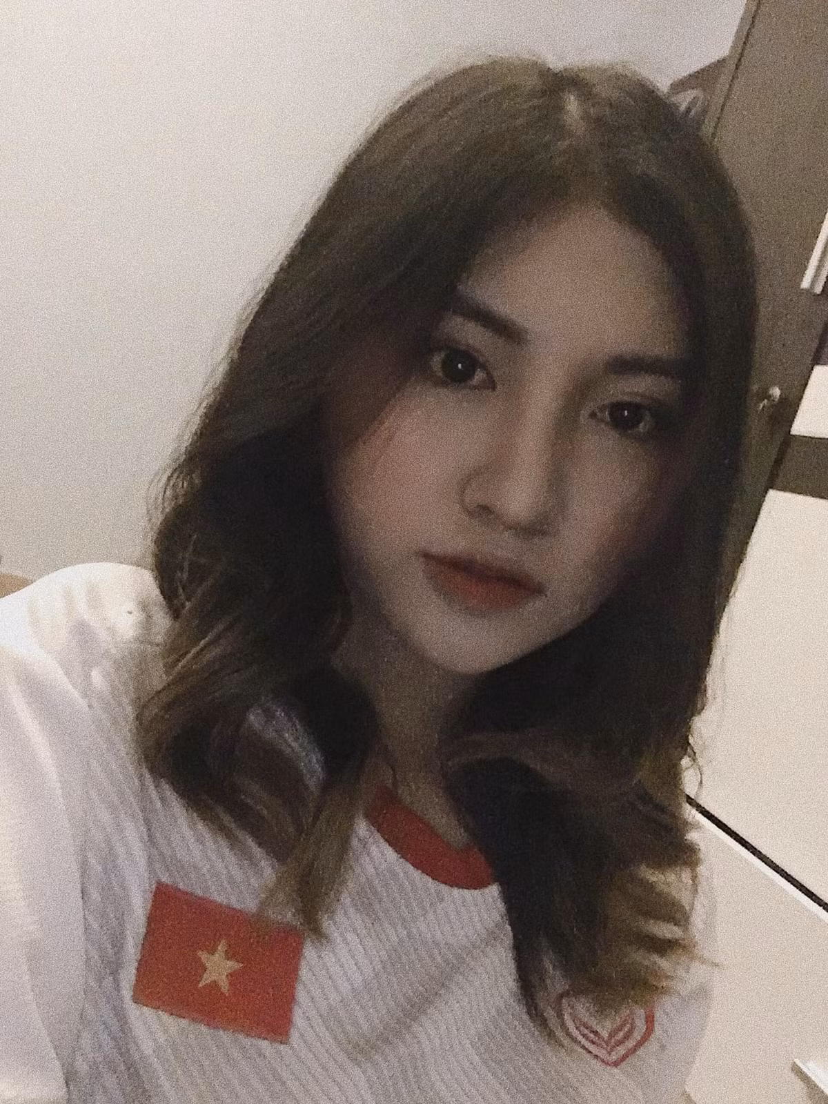 Chia sẻ về câu chuyện bị Văn Toản "cắm sừng", Nguyệt Hà cho biết: "Từ đó đến giờ mình vẫn im lặng và xem như chuyện bình thường vì nghĩ khi đi làm, mình với Toản còn chạm mặt, với cả mình không sai nên không cần làm gì cả. Nhưng một người bạn của mình đã chia sẻ chuyện này".