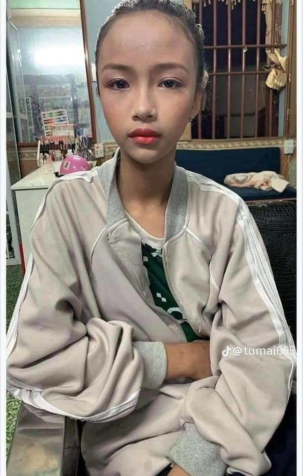 Thế nhưng cùng một công thức trang điểm da trắng, môi đỏ, má hồng cam cùng mắt được đánh nhũ trắng như trang điểm những năm 90, lớp họa mặt không hề tôn lên đường nét tí nào.