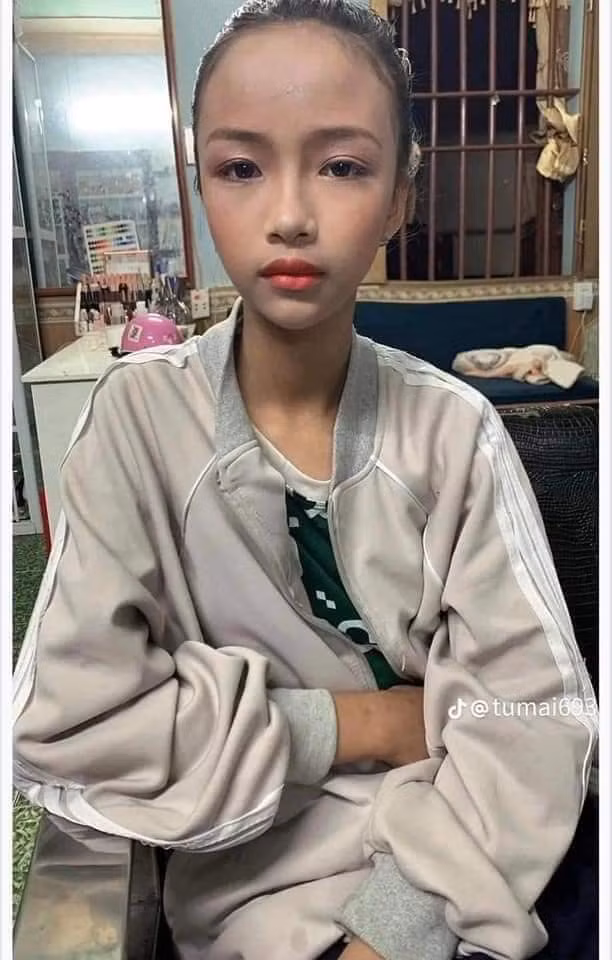 Thế nhưng cùng một công thức trang điểm da trắng, môi đỏ, má hồng cam cùng mắt được đánh nhũ trắng như trang điểm những năm 90, lớp họa mặt không hề tôn lên đường nét tí nào.