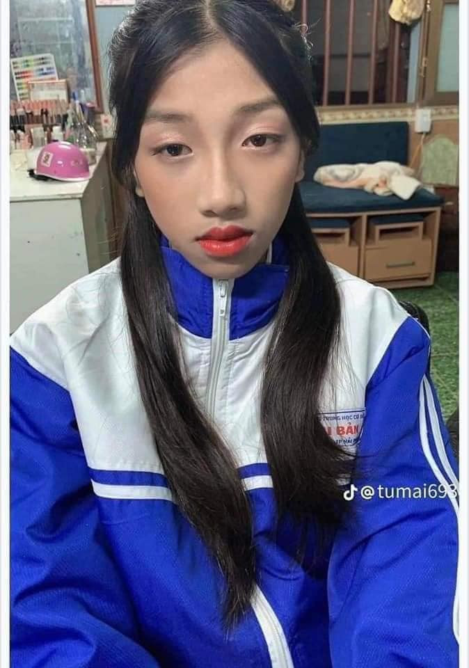 Thế nhưng sau khi trang điểm và làm tóc xong, gương mặt cô bé này chẳng những không khác gì mà nhiều người nhận xét còn kém duyên hơn. Kiểu tóc chia mái ở giữa cũng làm cho cô bé già hơn tuổi rất nhiều.