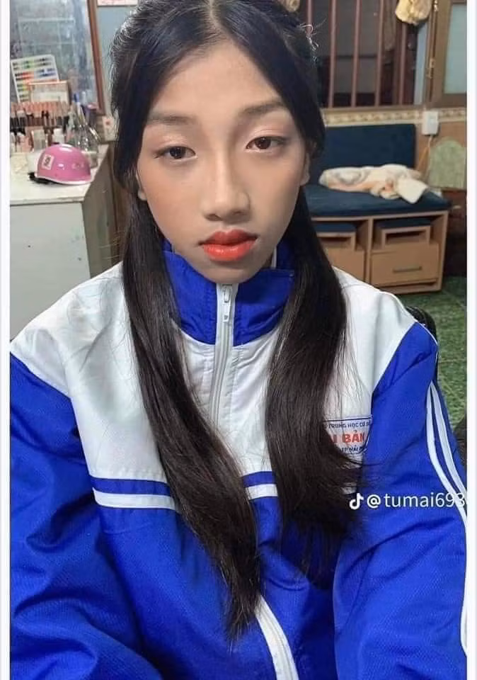 Thế nhưng sau khi trang điểm và làm tóc xong, gương mặt cô bé này chẳng những không khác gì mà nhiều người nhận xét còn kém duyên hơn. Kiểu tóc chia mái ở giữa cũng làm cho cô bé già hơn tuổi rất nhiều.