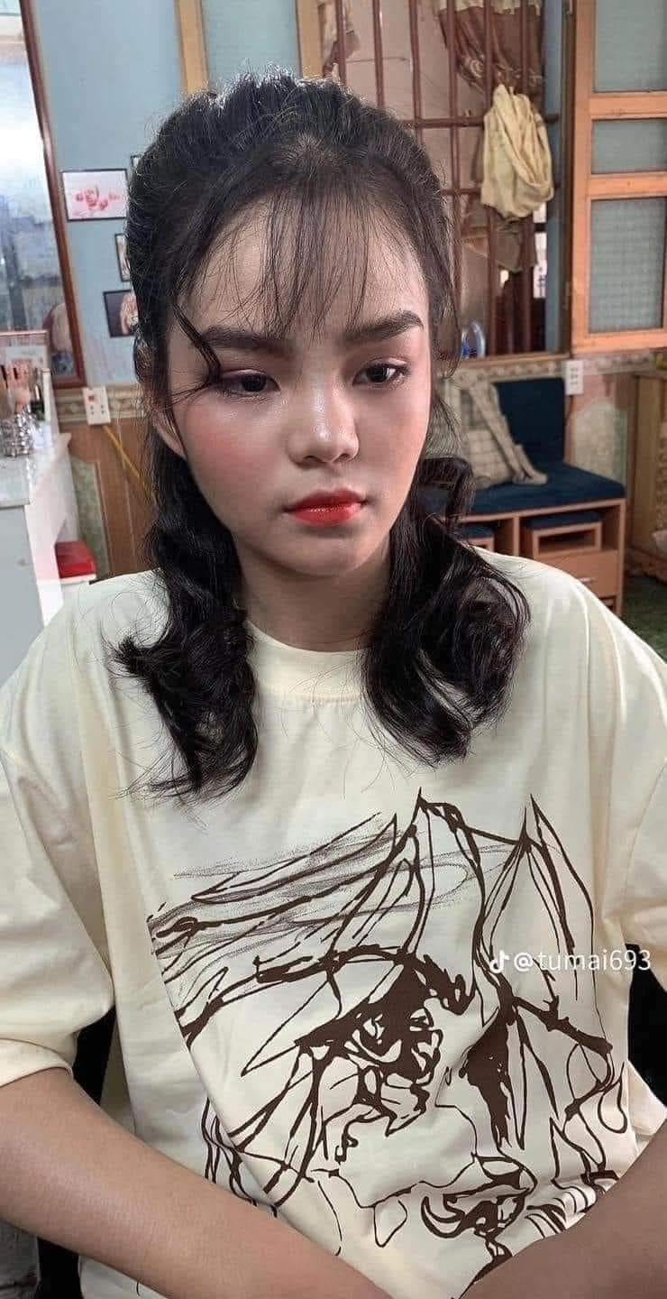 Kiểu tóc đánh phồng làm cô gái trông già dặn, không hợp để chụp kỉ yếu tí nào.