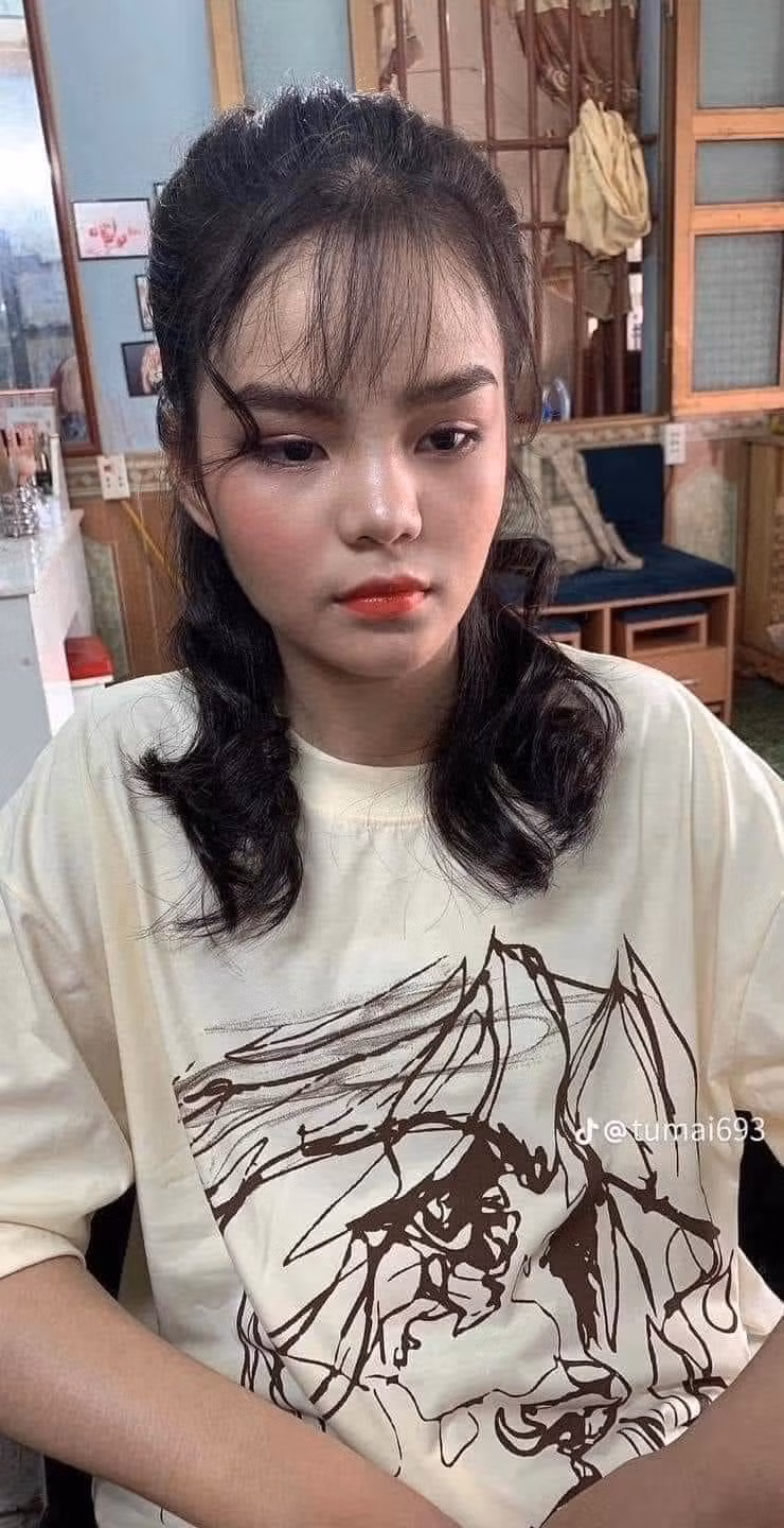 Kiểu tóc đánh phồng làm cô gái trông già dặn, không hợp để chụp kỉ yếu tí nào.