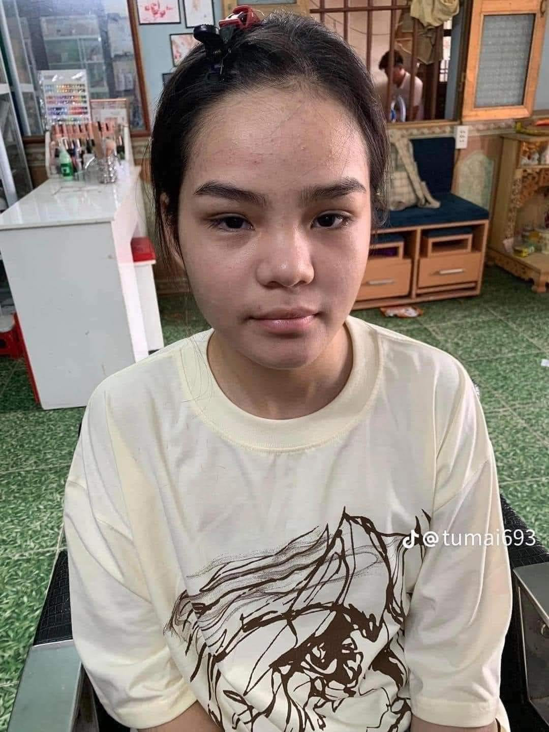 Nhiều người đã bày tỏ: "Làm thế này mà cũng tự nhận là thợ trang điểm, khổ thân mấy con bé", "làm thế này lấy 100k t còn mắng cho", "ai dạy bà này đánh cái nền trắng ởn thế kia không biết".