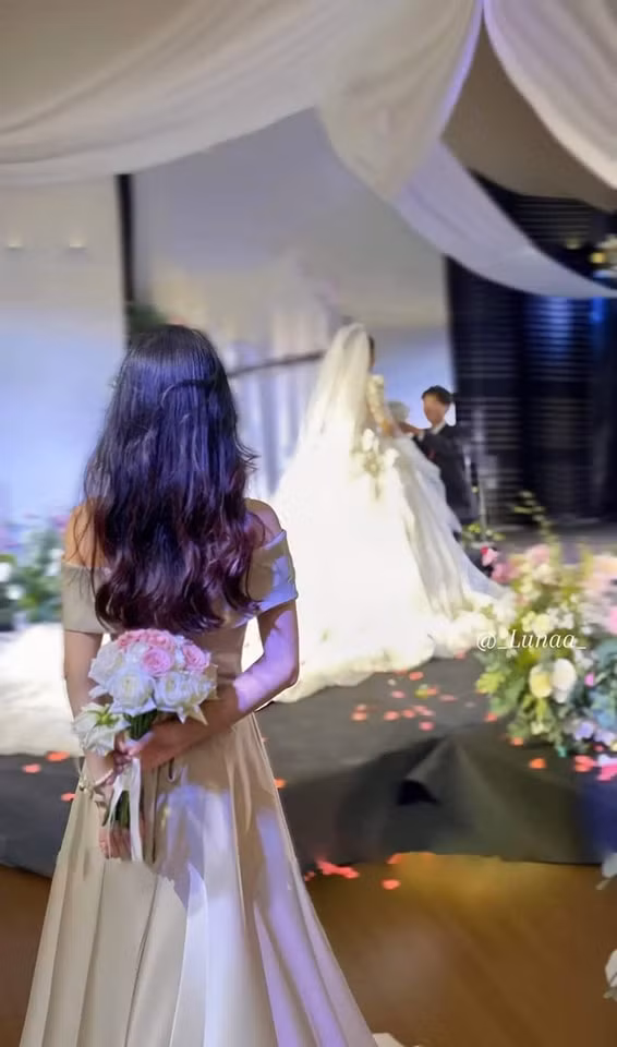 Cô bạn thân đứng dưới sân khấu chúc phúc cho bạn mình...