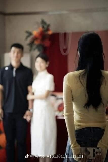 Nhìn bóng lưng thôi cũng đủ thấy cô bạn thân lưu luyến như thế nào.