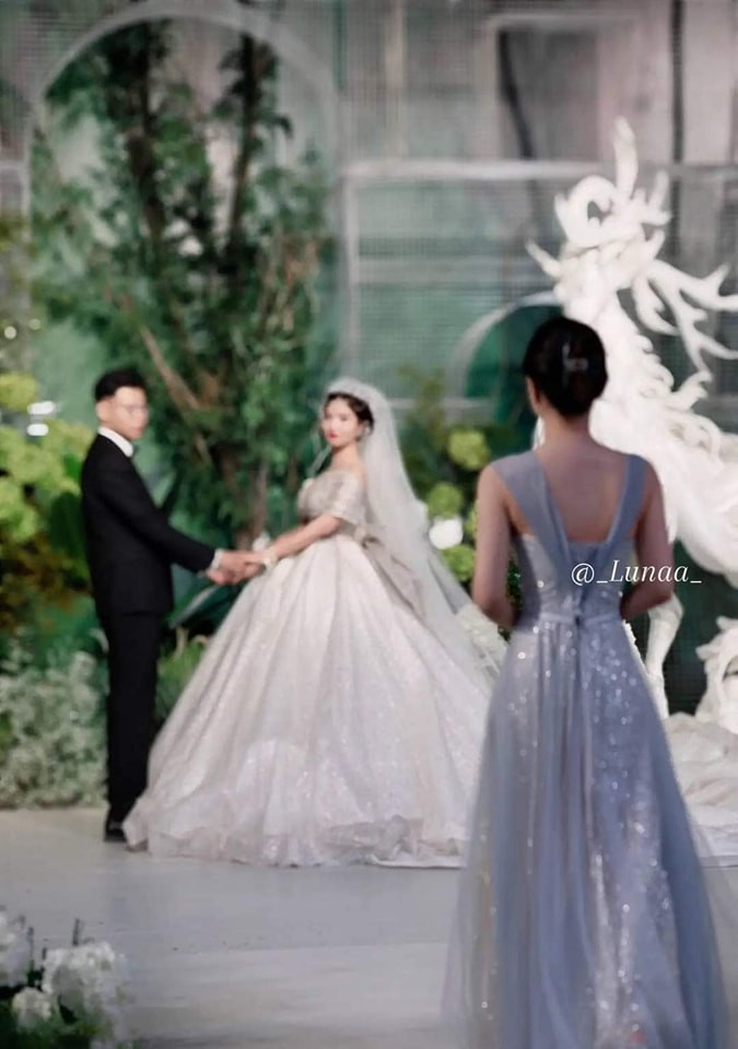 Ở dưới 1 bài đăng tổng hợp những hình ảnh trend này, nhiều người đã bình luận "đúng vậy, ở với nhau từ lúc không có gì, chia nhau từng gói mì tôm mà giờ bị 1 thằng ất ơ nào đó cuỗm đi. Giờ đi cà phê với nhau cũng phải hỏi ý kiến chồng."