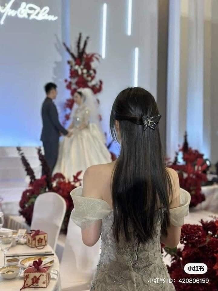 Ngày vui nhất, trọng đại nhất của cô bạn thân, cô gái chúc phúc cho bạn mình tuy nhiên bóng lưng không giấu nổi nét lẻ loi.