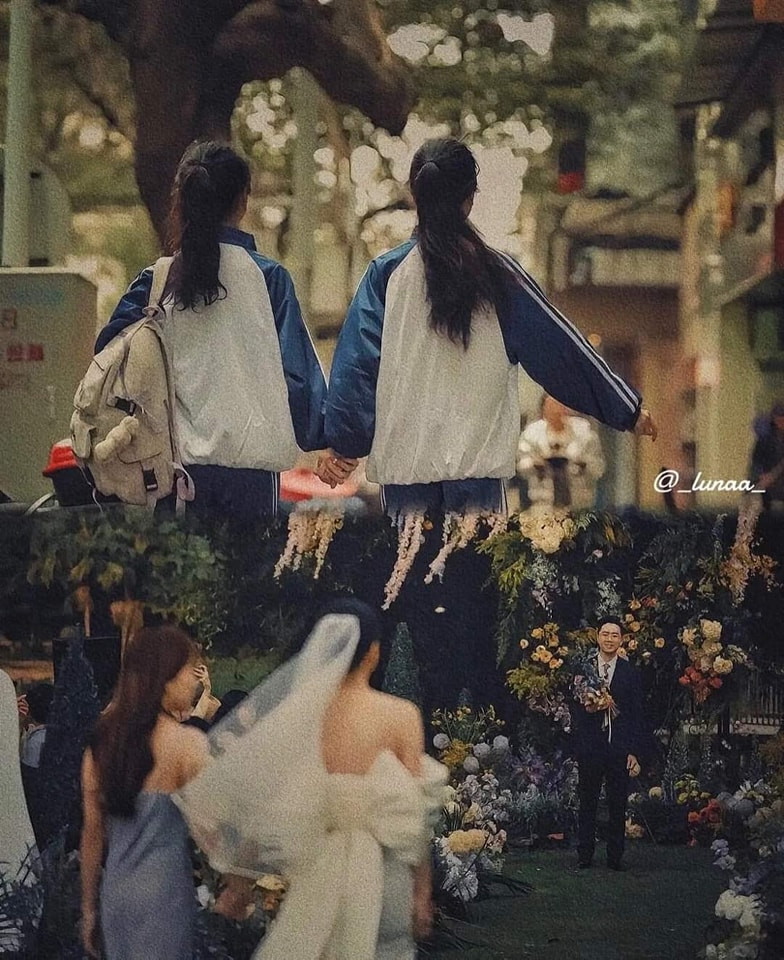 Các cô gái ở bên nhau từ khi đi học đến lúc trưởng thành.