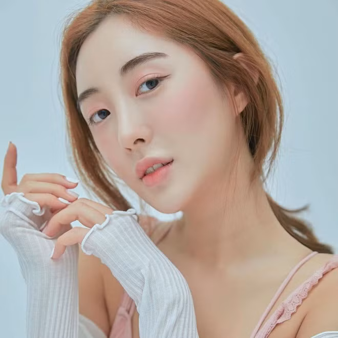 Bên cạnh pilates, nữ HLV thể dục còn tập luyện nhiều môn thể thao khác như gym, yoga, leo núi, bơi, đạp xe... Cô kết hợp ăn uống lành mạnh, uống nhiều nước để có được cơ thể khỏe mạnh từ bên trong.