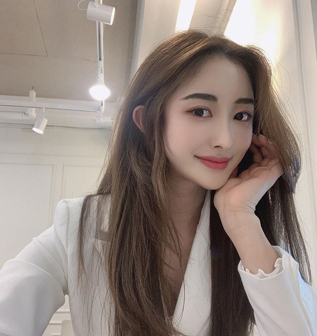 Han Bomin còn theo đuổi sự nghiệp diễn xuất. Cô từng tham gia một số dự án phim và xuất hiện trong các talk show về thể hình, dinh dưỡng. "Tôi đang nỗ lực học diễn xuất để có thể phát triển hơn nữa trong tương lai".