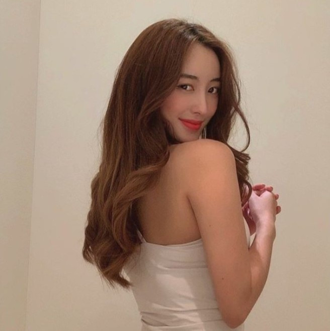 Han Bomin là huấn luyện viên pilates nổi tiếng trong cộng đồng mạng Hàn Quốc. Sở hữu gương mặt xinh đẹp, vóc dáng thon thả, cô nhận nhiều lời khen từ người theo dõi. Từ thời trung học đã là thành viên đội múa, hot girl thể dục cảm thấy pilates phù hợp với sở trường của mình khi môn này cũng có nhiều động tác yêu cầu sự dẻo dai, mềm mại của cơ thể.