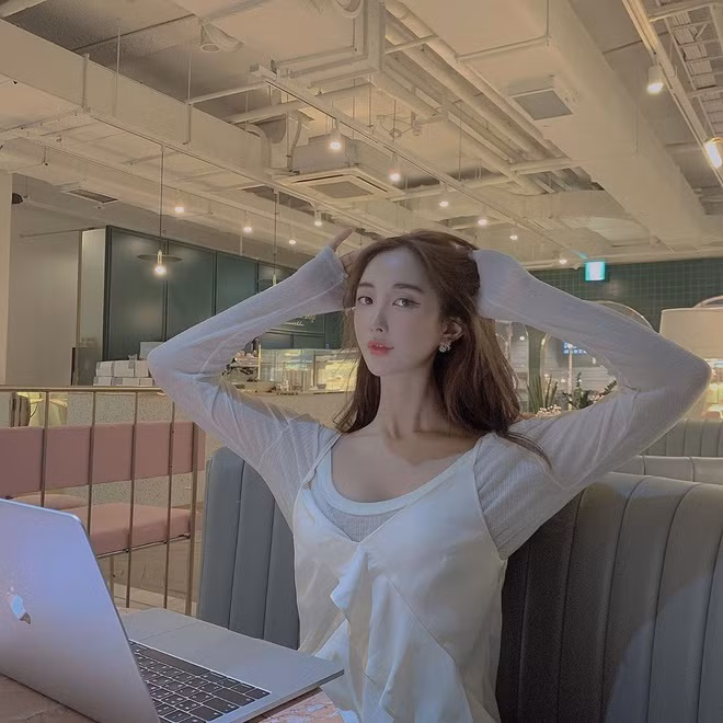 Có vóc dáng chuẩn, biểu cảm cuốn hút, Han Bomin trở thành người mẫu ảnh được một số nhãn hàng mời hợp tác. Cô quảng cáo thông qua các bài đăng tại trang cá nhân hay tham gia các sự kiện quảng bá sản phẩm.