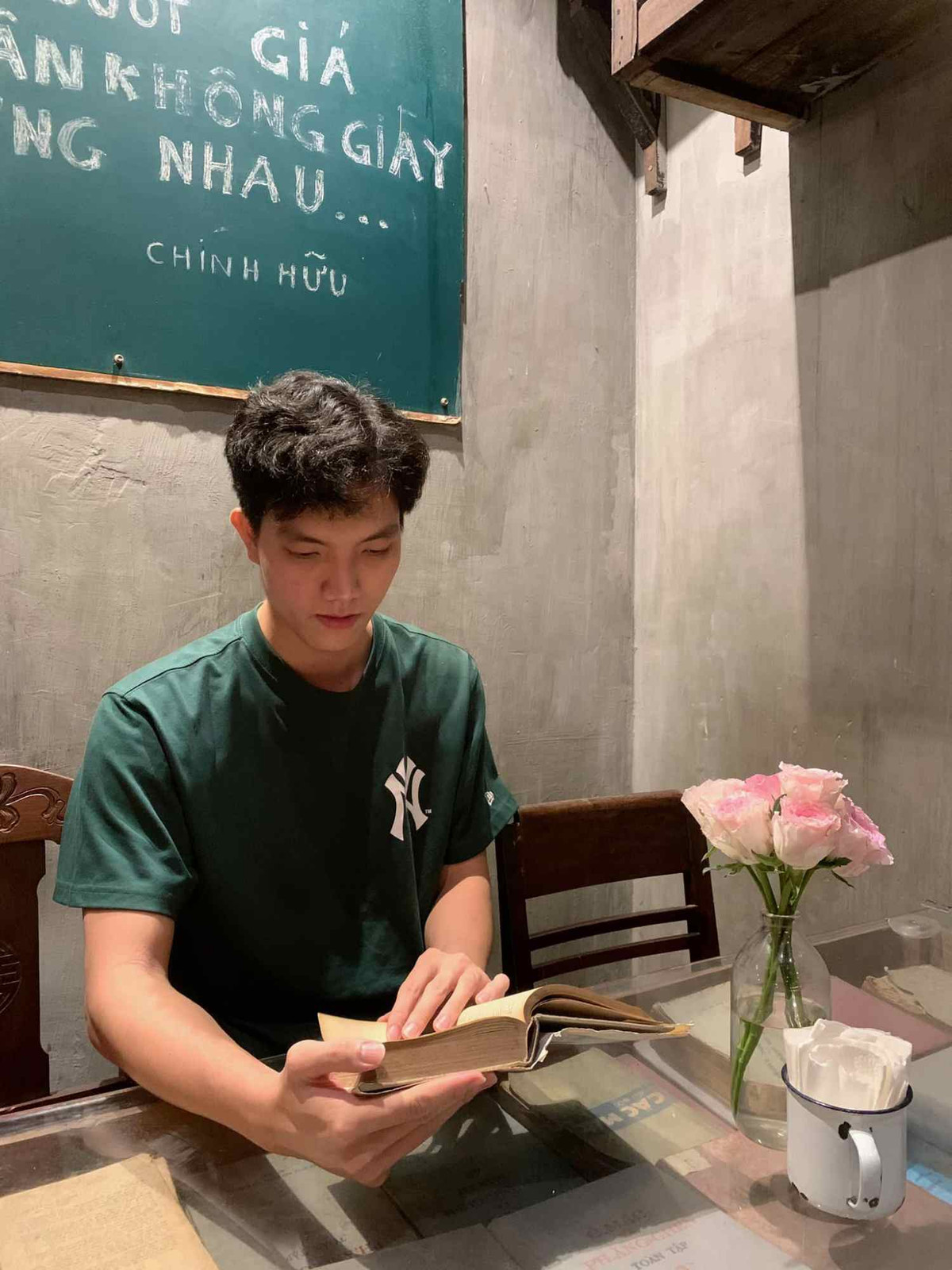 Cô thường phối áo thun với quần đùi khá “nam tính“. Sau khi cắt tóc ngắn, hình ảnh của Bích Tuyền dù trên sân hay ngoài đời càng trở nên mạnh mẽ hơn.