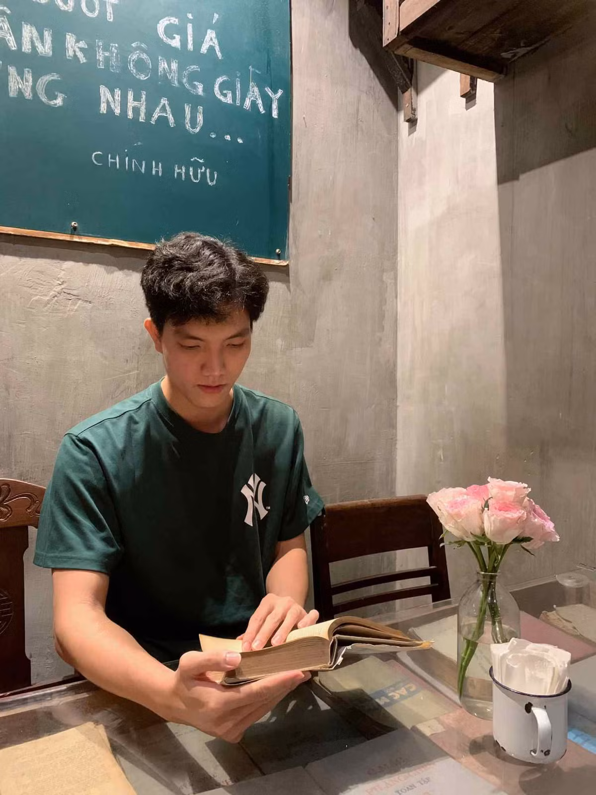 Cô thường phối áo thun với quần đùi khá “nam tính“. Sau khi cắt tóc ngắn, hình ảnh của Bích Tuyền dù trên sân hay ngoài đời càng trở nên mạnh mẽ hơn.