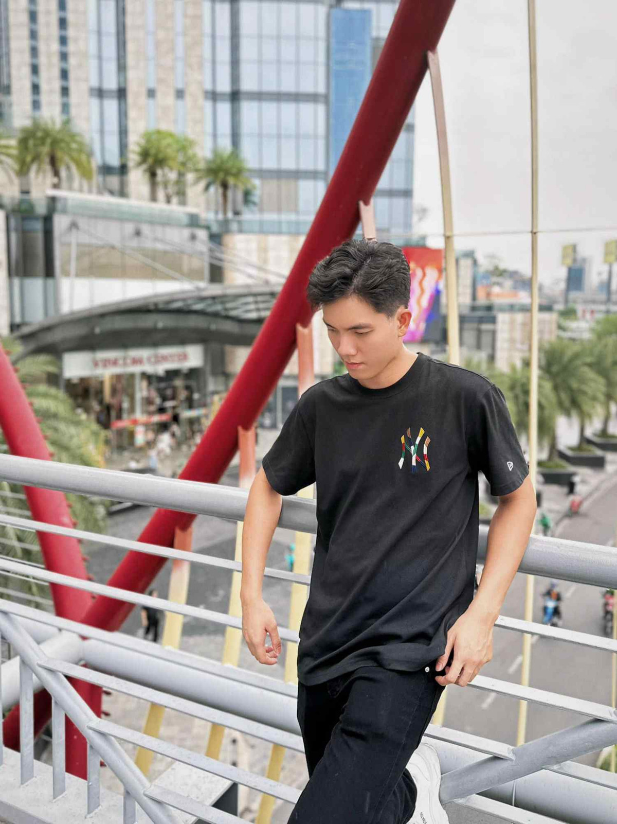 Cô nàng sở hữu phong cách thời trang trẻ trung, đơn giản nhưng không hề mờ nhạt vì chiều cao luôn nổi bật trước đám đông.