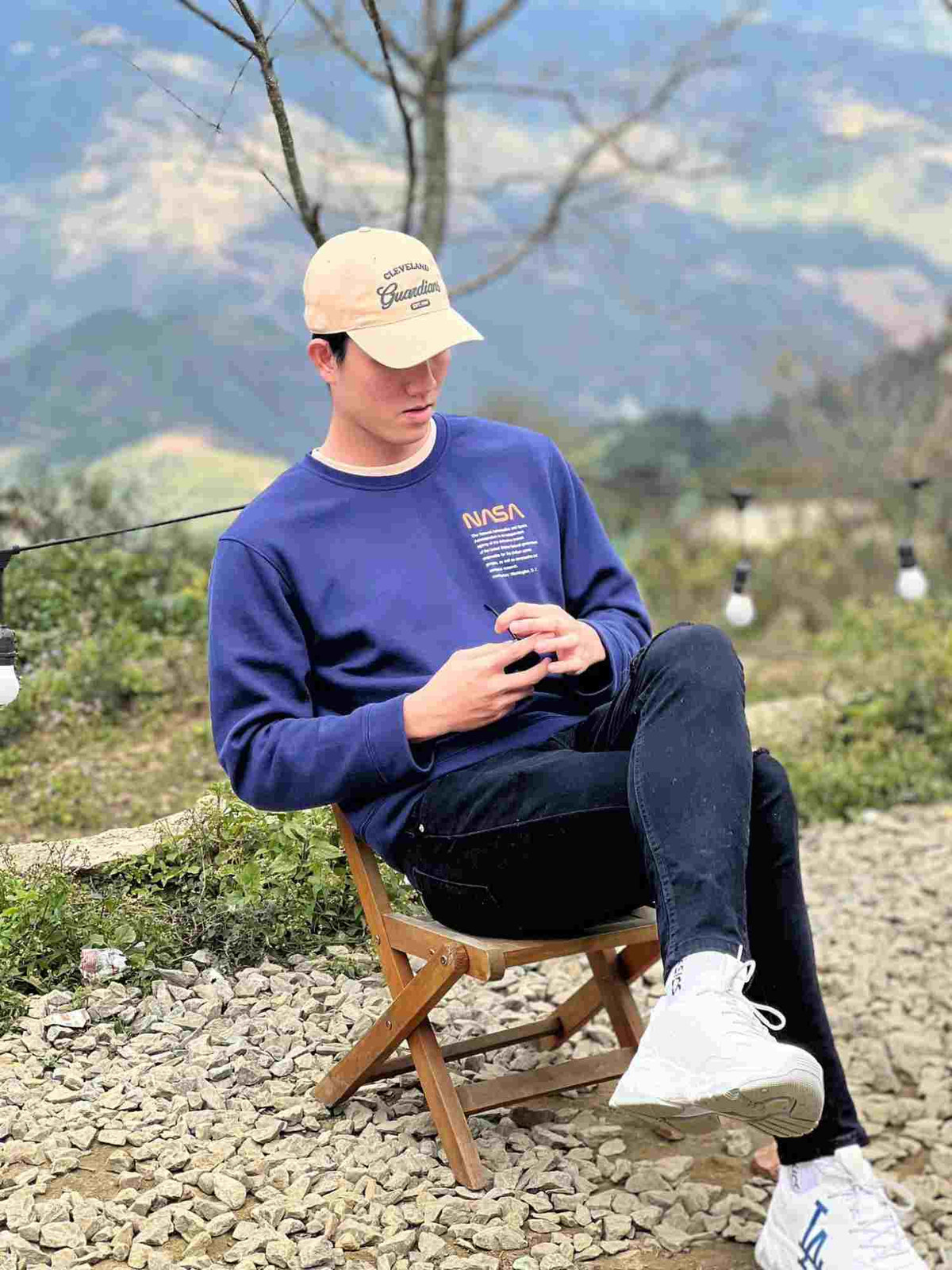 Bích Tuyền ưa chuộng thời trang ứng dụng với những sắc màu tối giản.