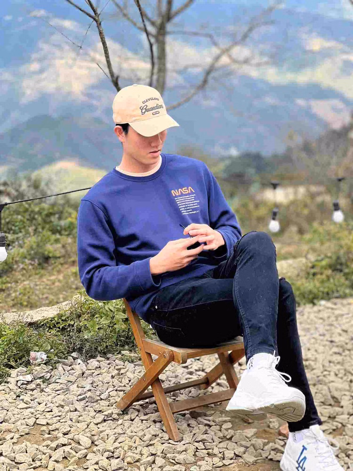 Bích Tuyền ưa chuộng thời trang ứng dụng với những sắc màu tối giản.