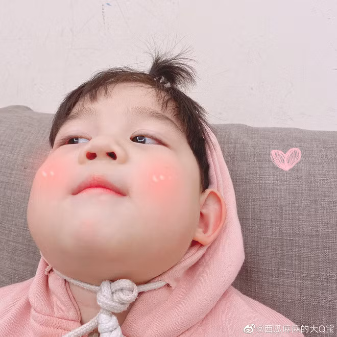 Trẻ con luôn là những thiên thần đáng yêu có thể chinh phục bất kỳ ai. Mới đây, những hình ảnh của một em bé Trung Quốc được lan truyền trên mạng xã hội ngay lập tức gây sốt.