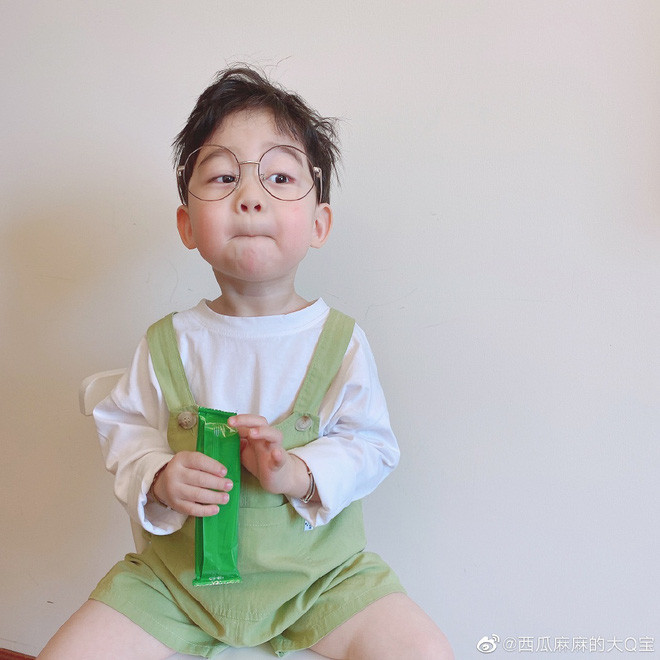 Chiếc má lúc nào cũng đỏ hồng, phúng phính của cậu bé chinh phục bất kỳ ai.