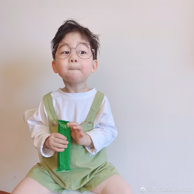 Chiếc má lúc nào cũng đỏ hồng, phúng phính của cậu bé chinh phục bất kỳ ai.