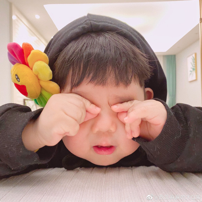 Được biết, em bé sở hữu loạt biểu cảm được sử dụng làm meme này tên Lý Hi Hàm, sinh năm 2017, thường được gọi là Đại Q Bảo. Cậu bé đang sống cùng bố mẹ tại Chiết Giang, Trung Quốc.