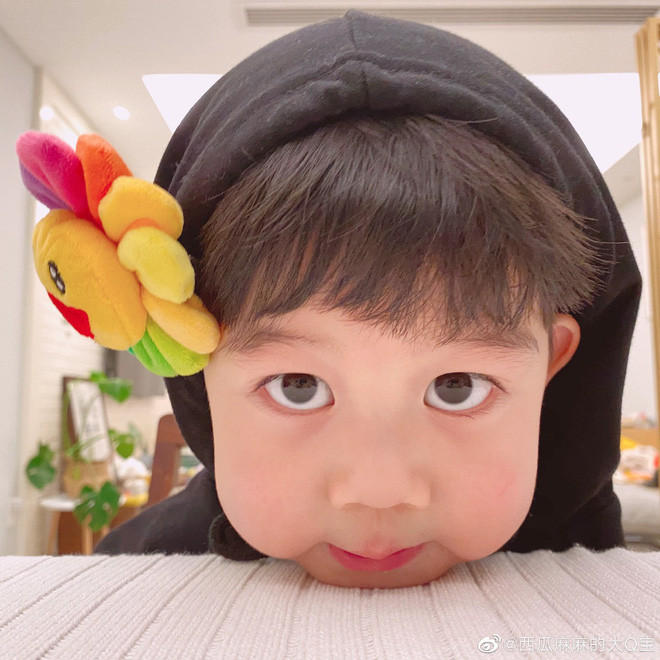 Không chỉ biểu cảm đáng yêu, phong cách ăn mặc cực kỳ nghịch ngợm của cậu bé này cũng được nhiều người khen ngợi.