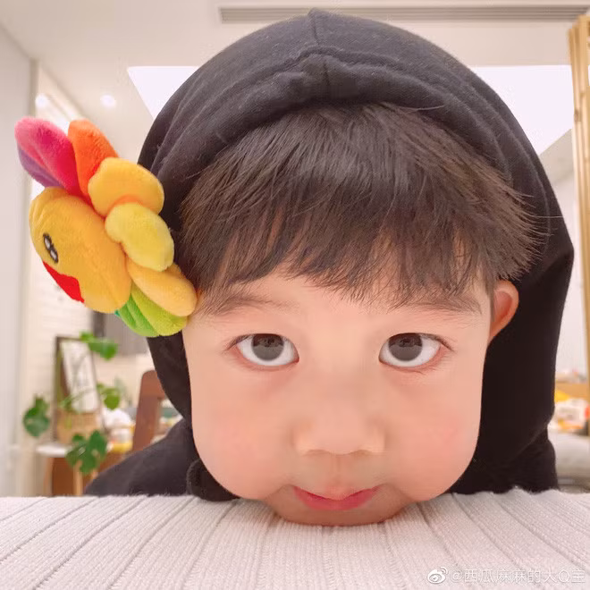 Không chỉ biểu cảm đáng yêu, phong cách ăn mặc cực kỳ nghịch ngợm của cậu bé này cũng được nhiều người khen ngợi.