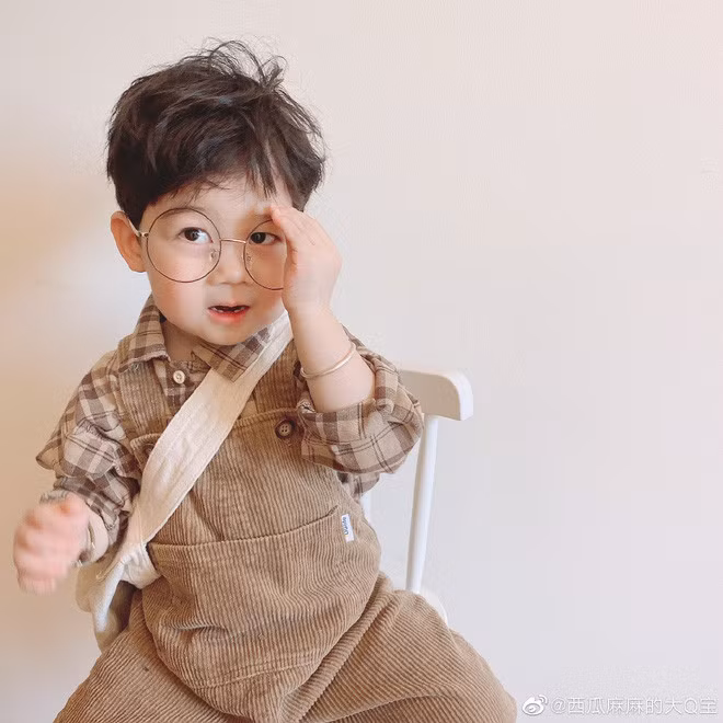 Cậu bé có siêu năng lực khiến mọi người nhìn mãi không chán, nựng mãi không mỏi.