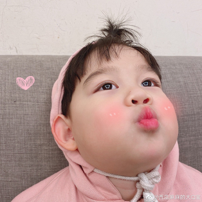 Cậu bé Trung Quốc sở hữu biểu cảm cực kỳ đáng yêu, luôn luôn chu mỏ trong mọi khoảnh khắc khiến ai cũng phải "yếu lòng".