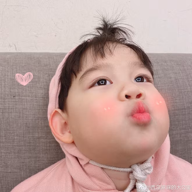 Cậu bé Trung Quốc sở hữu biểu cảm cực kỳ đáng yêu, luôn luôn chu mỏ trong mọi khoảnh khắc khiến ai cũng phải "yếu lòng".