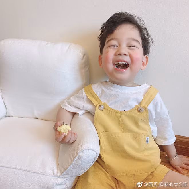 Không chỉ khoảnh khắc chu môi, bé cười tươi cũng khiến "các chị, các cô" đổ hàng loạt, nhận vội là "con rể tương lai".