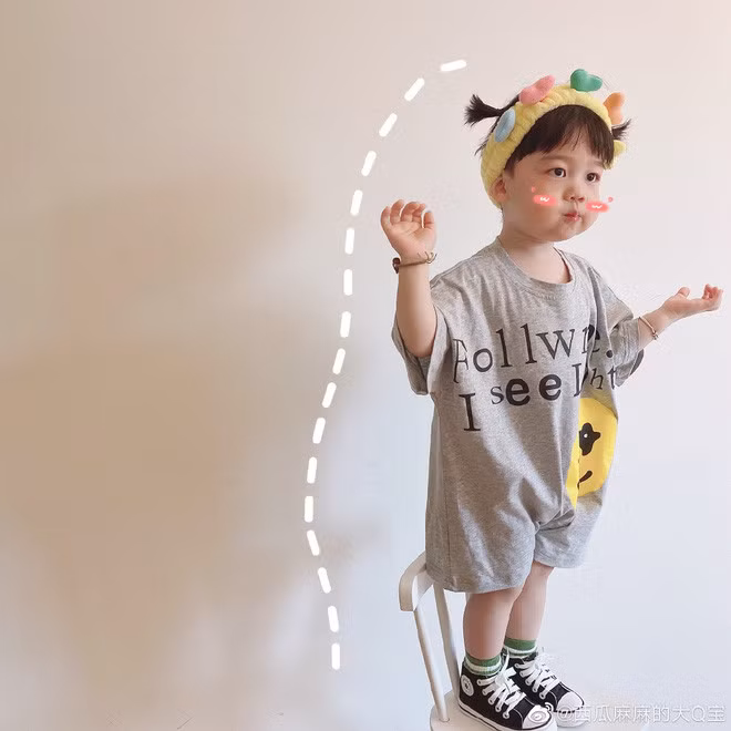 Em bé đáng yêu này có đôi mắt to tròn, lông mi cong vút, nước da trắng và đôi môi nhỏ xinh đỏ hồng.