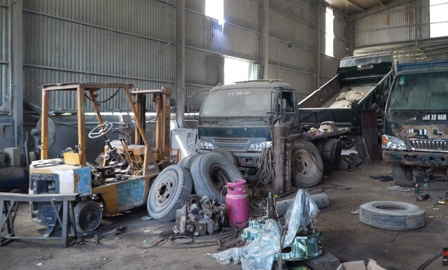 Anh Thoan cho biết trước đây anh khởi nghiệp bằng nghề buôn đồng nát. Anh buôn bán không chỉ địa phương mà còn sang nhiều tỉnh thành lân cận. Gia đình anh vẫn đang duy trì nghề này nhưng đó chỉ là một mảng nhỏ. Công việc chính của anh Thoan hiện nay là buôn bán xe ô tô cũ, phụ tùng ô tô.