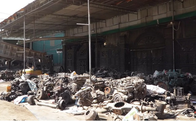 Theo đó, chủ nhân tòa lâu đài là anh Nguyễn Vĩnh Thoan (sinh năm 1978). Anh Thoan được biết đến là người giàu có nhờ nghề buôn đồng nát.