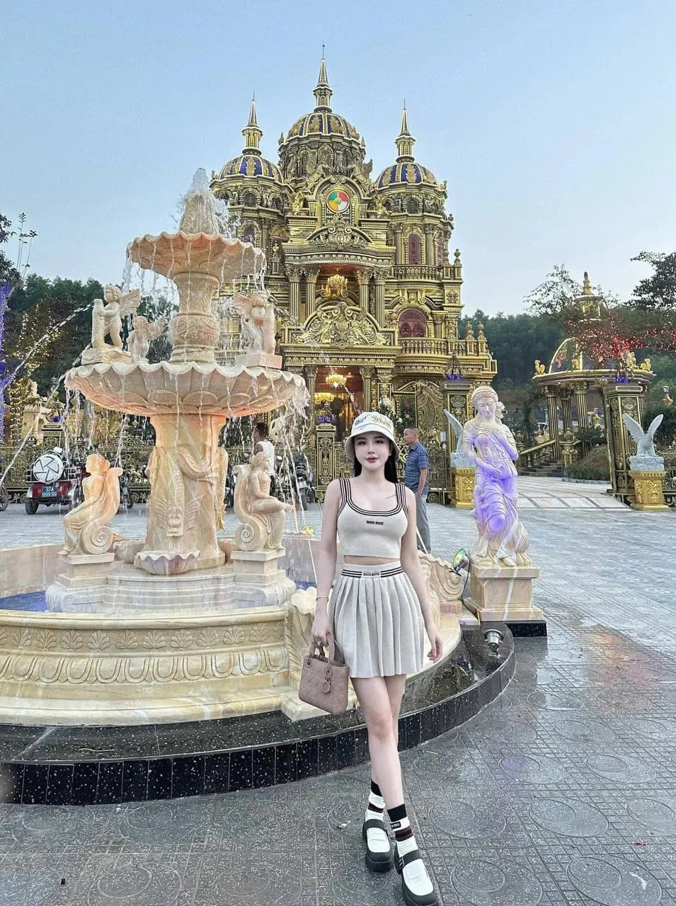 Câu chuyện anh Thoan từ hai bàn tay trắng đi lên đến sở hữu cơ ngơi trăm tỷ đã khiến nhiều người rất ngưỡng mộ, đồng thời truyền cảm hứng cho công nhân của anh rất nhiều.