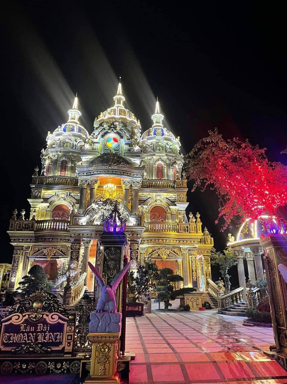 Tòa lâu đài nguy nga tọa lạc trên khu đất rộng hơn 7.000 m2, trong đó diện tích khuôn viên nhà và sân vườn rộng khoảng 3.500 m2. Lâu đài nằm cạnh quốc lộ 7A, xóm 12, xã Mỹ Thành, huyện Yên Thành, Nghệ An.