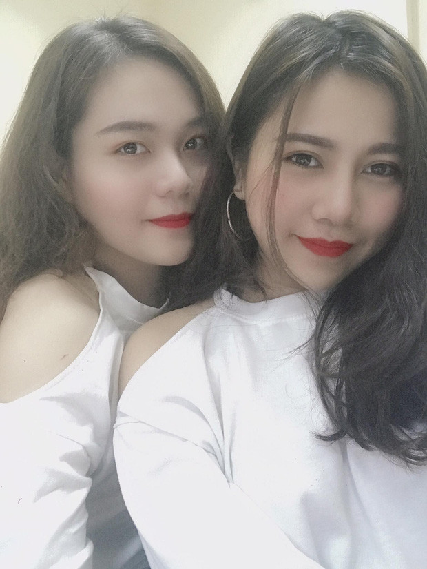 Tạ Việt Hà và Đinh Thị Thùy Dương (SN 1998, sinh viên ĐH Văn hóa Nghệ thuật Quân đội) là đôi bạn thân đang "gây sốt" MXH vì nhan sắc vừa xinh đẹp, vừa giống nhau như chị em sinh đôi.