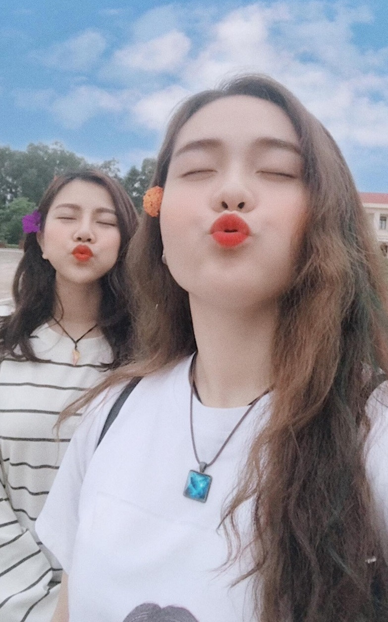 Sự thay đổi và tình bạn của 2 cô gái được CĐM dành nhiều lời khen ngợi. Tài khoản M.D bình luận: "Bên nhau được lúc khó khăn thì sẽ có tình bạn bền thôi. Nhìn mà ghen ghê, bạn nhà người ta rủ nhau xinh đẹp, bạn nhà mình thì...".