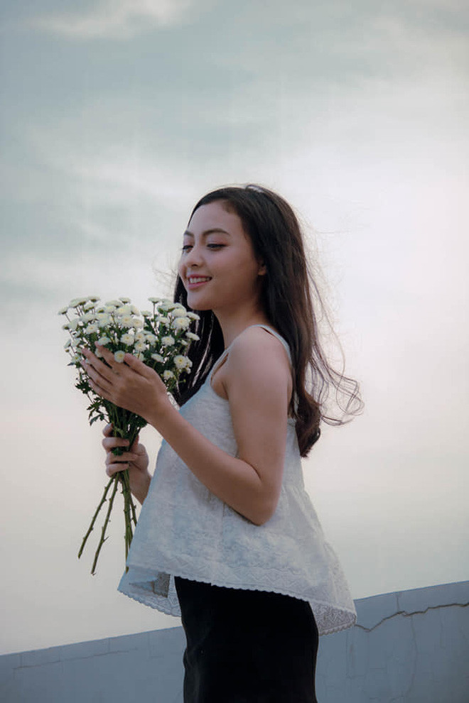 Em Bi hiện là mẫu ảnh cho nhiều thương hiệu thời trang. Bên cạnh đó, cô bạn cũng thử sức mình ở một vài vai diễn nhỏ trong các bộ phim học đường.