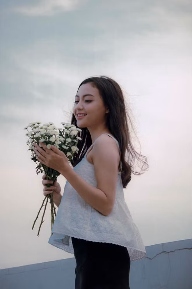 Em Bi hiện là mẫu ảnh cho nhiều thương hiệu thời trang. Bên cạnh đó, cô bạn cũng thử sức mình ở một vài vai diễn nhỏ trong các bộ phim học đường.