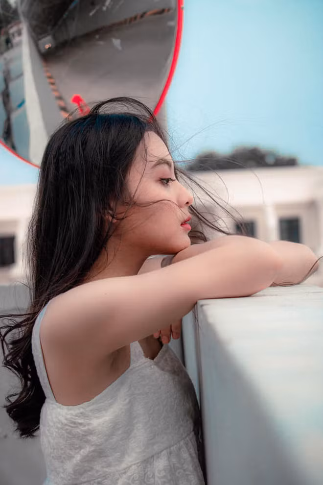 Trước khi đến với Hoa hậu Việt Nam, Em Bi từng đoạt khá nhiều danh hiệu trong các cuộc thi nhan sắc như Hoa khôi Học đường Phú Yên năm 2016, Quán Quân cuộc thi "The Look" tại ĐH KHXH&amp;NV - ĐHQG TP. HCM năm 2019.