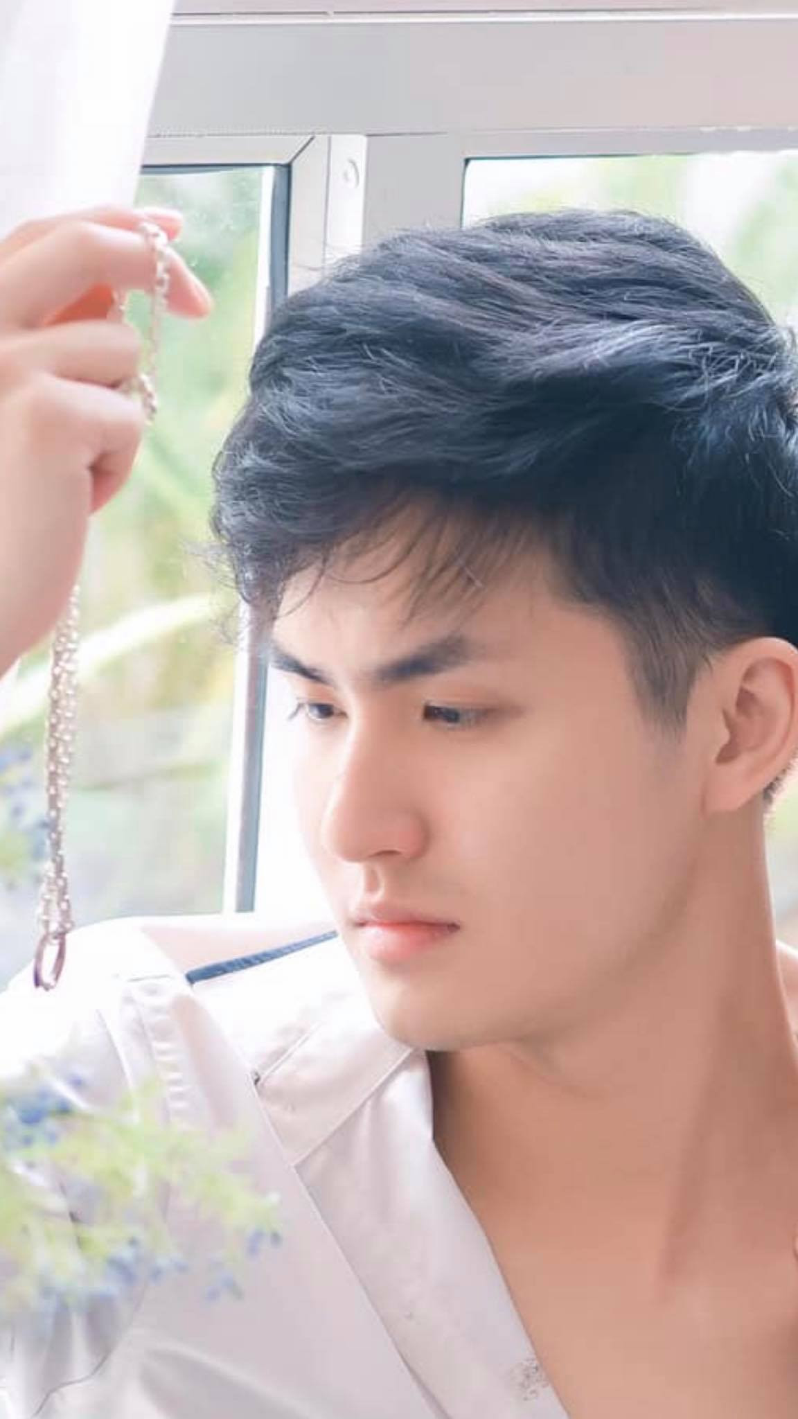 Rất nhanh sau đó, danh tính của thầy dạy toán điển trai đã được tìm ra. Thầy giáo tên Nhữ Ngọc Nguyên Trực, sinh năm 1995 từng là cựu SV Học viện Khoa học Quân sự, hiện đang học thêm văn bằng 2 chuyên ngành Quản trị nguồn lực kinh tế tại Học viện Tài chính.