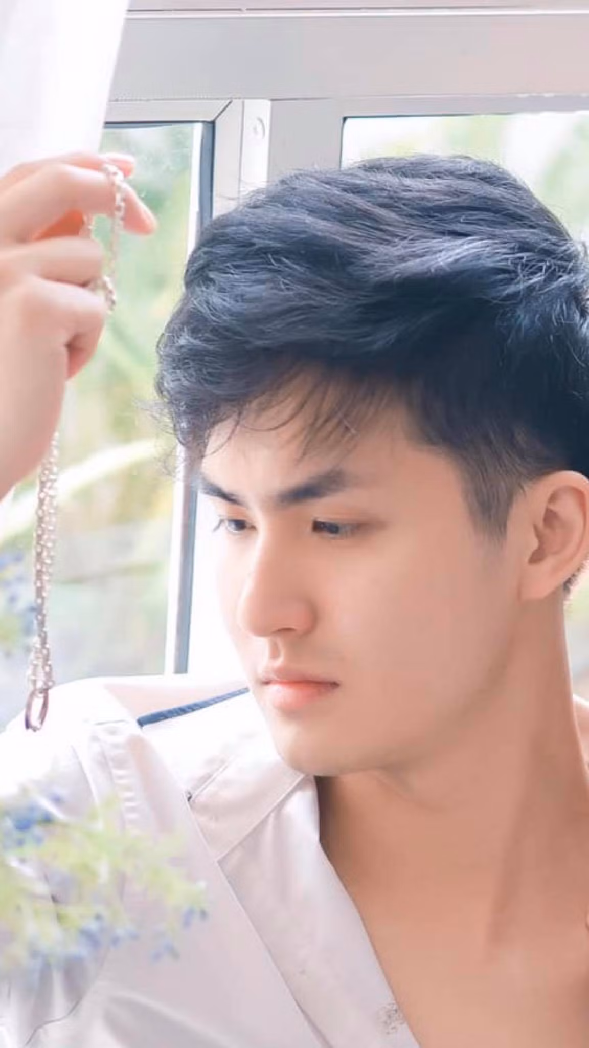 Rất nhanh sau đó, danh tính của thầy dạy toán điển trai đã được tìm ra. Thầy giáo tên Nhữ Ngọc Nguyên Trực, sinh năm 1995 từng là cựu SV Học viện Khoa học Quân sự, hiện đang học thêm văn bằng 2 chuyên ngành Quản trị nguồn lực kinh tế tại Học viện Tài chính.