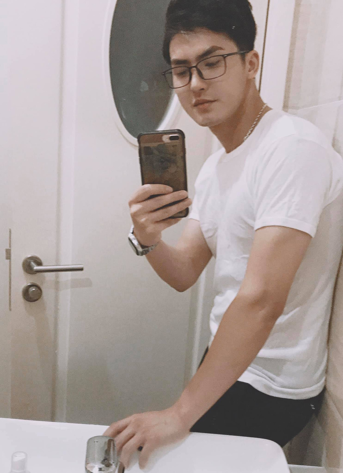 Không chỉ đi dạy gia sư, thầy giáo điển trai còn làm mẫu ảnh, đóng phim ngắn. Anh cho biết mọi công việc đến như một cái duyên, hơn nữa bản thân cũng muốn đi làm nhiều công việc để trang trải vì học song song 2 trường đại học.