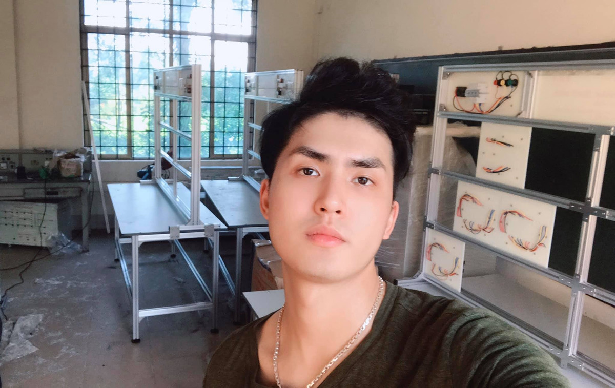 Thế nhưng, không phải dân mạng bỗng dưng ham học nên livestream này thu hút lượt xem khổng lồ. Vấn đề chủ chốt ở đây là do thầy giáo dạy toán đẹp trai khiến trái tim hội chị em phải điêu đứng.