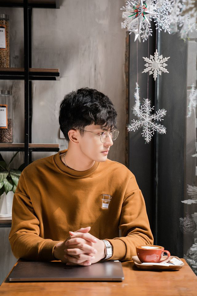 Mặc dù có thái độ hơi cáu gắt, liên tục mắng học sinh vì tính sai thế nhưng suy cho cùng thì "yêu cho roi cho vọt", không mắng thì không tiến bộ được. Hơn nữa nhiều dân mạng hài hước cho biết do thầy giáo đẹp trai quá nên được bỏ qua tất.