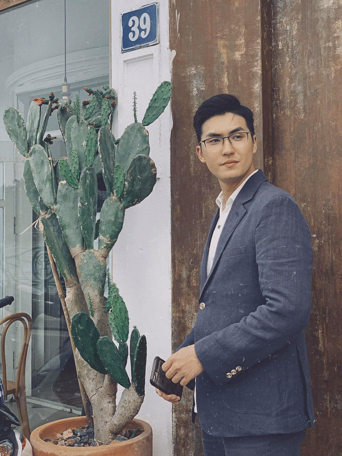 Chia sẻ về cái tên lạ, thầy giáo cho biết họ của mình xuất phát từ Mông Cổ, thế kỷ 14, 15 đã đang Việt Nam sinh sống.