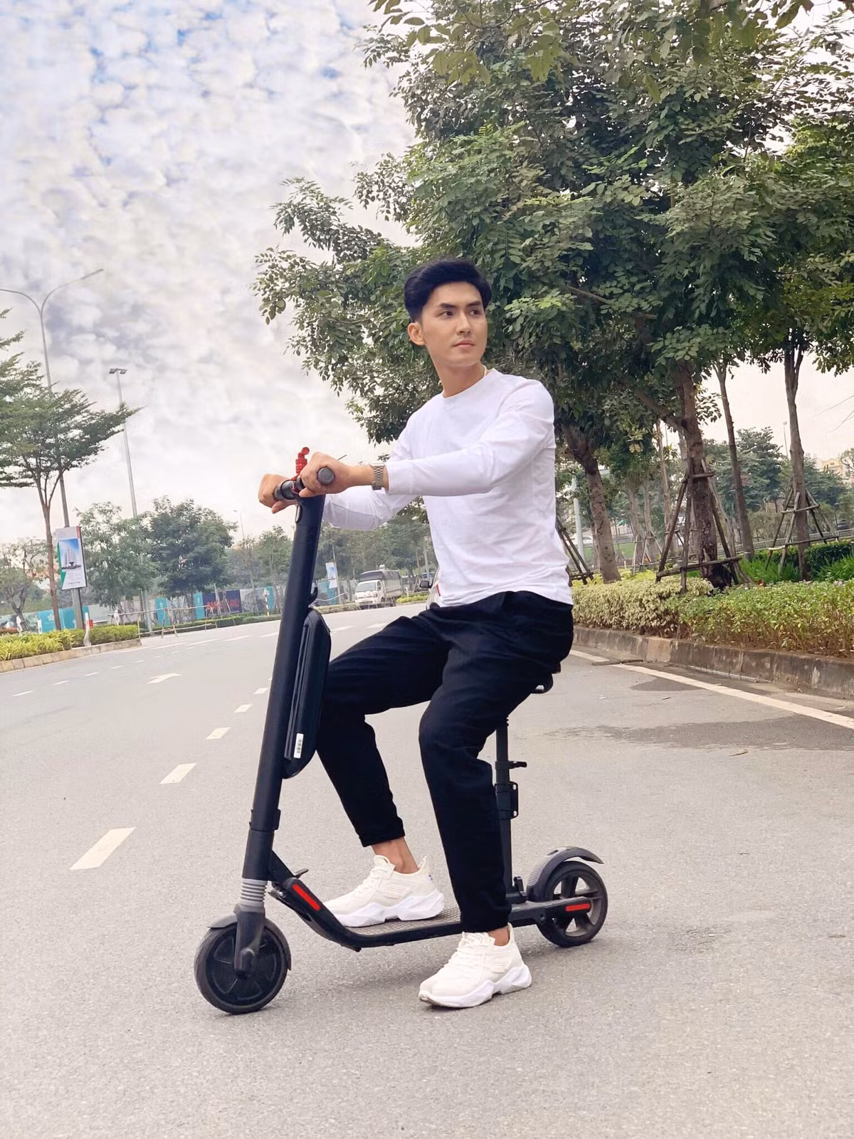 Thầy giáo nổi nhất mạng xã hội đã làm gia sư được 5 năm. Không chỉ cố gắng làm một người thầy truyền đạt kiến thức mà Nguyên Trực có muốn làm một người anh, người bạn lắng nghe học trò tâm sự.