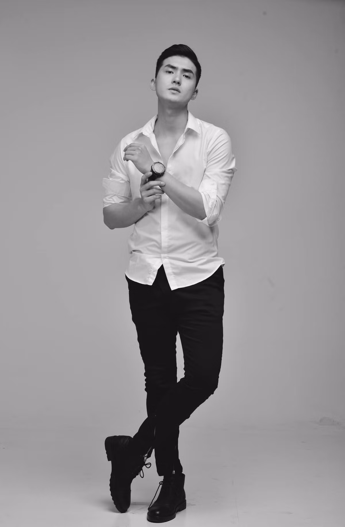 Bỗng dưng nổi đình nổi đám trên mạng xã hội, thầy Nguyên Trực cũng vô cùng bất ngờ vì đơn giản chỉ nghĩ bạn bè ai cần kiến thức mới vào xem. Rất cảm ơn tình cảm của cộng đồng mạng nhưng thầy vẫn khẳng định kiến thức mới là quan trọng nhất chứ đừng bị sao nhãng bởi những điều khác.